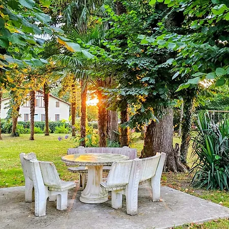 Chateau Arche D'aure Bed & Breakfast